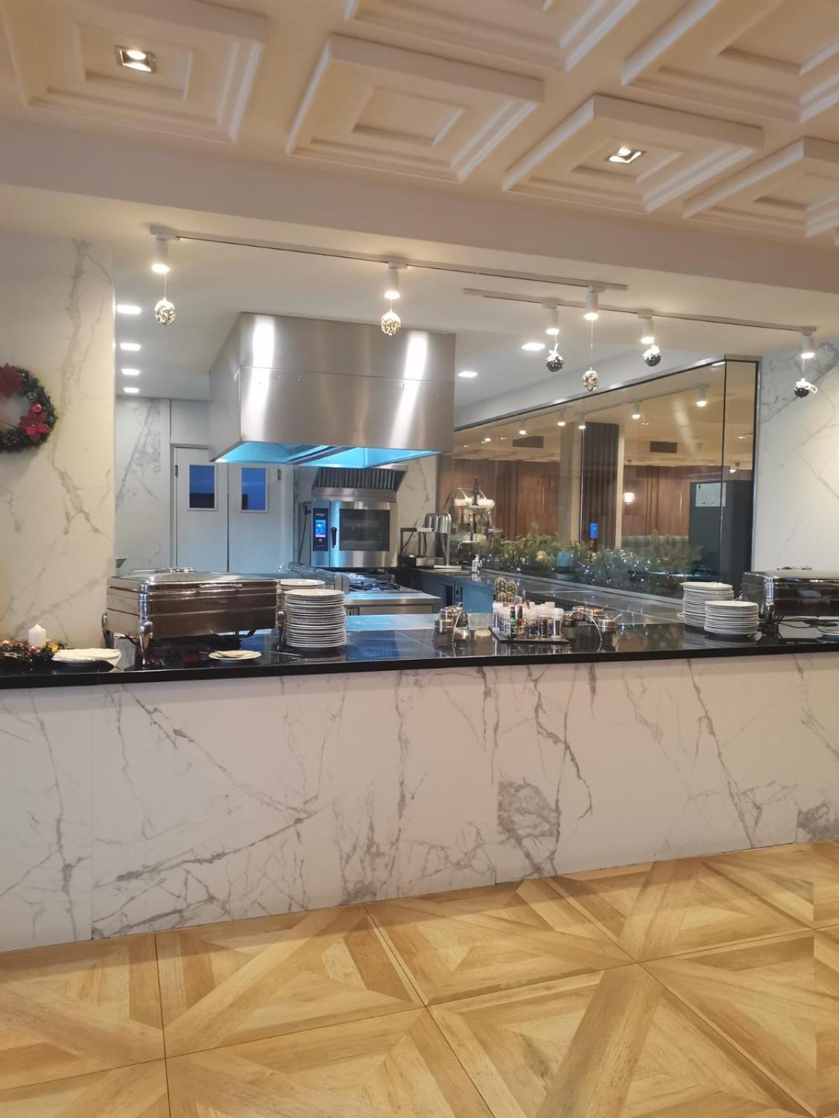One Bedroom Apartment In Gated Complex 반스코 외부 사진
